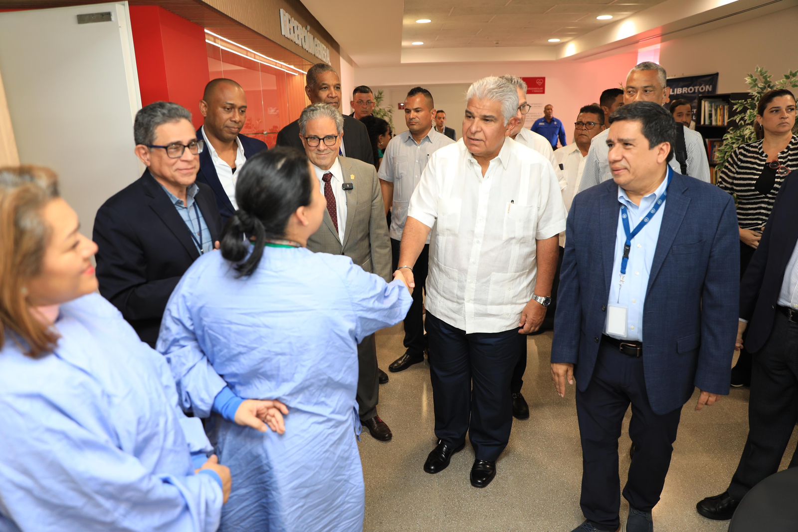 Mulino recorre el hospital Nicolás Solano y Ciudad de la Salud