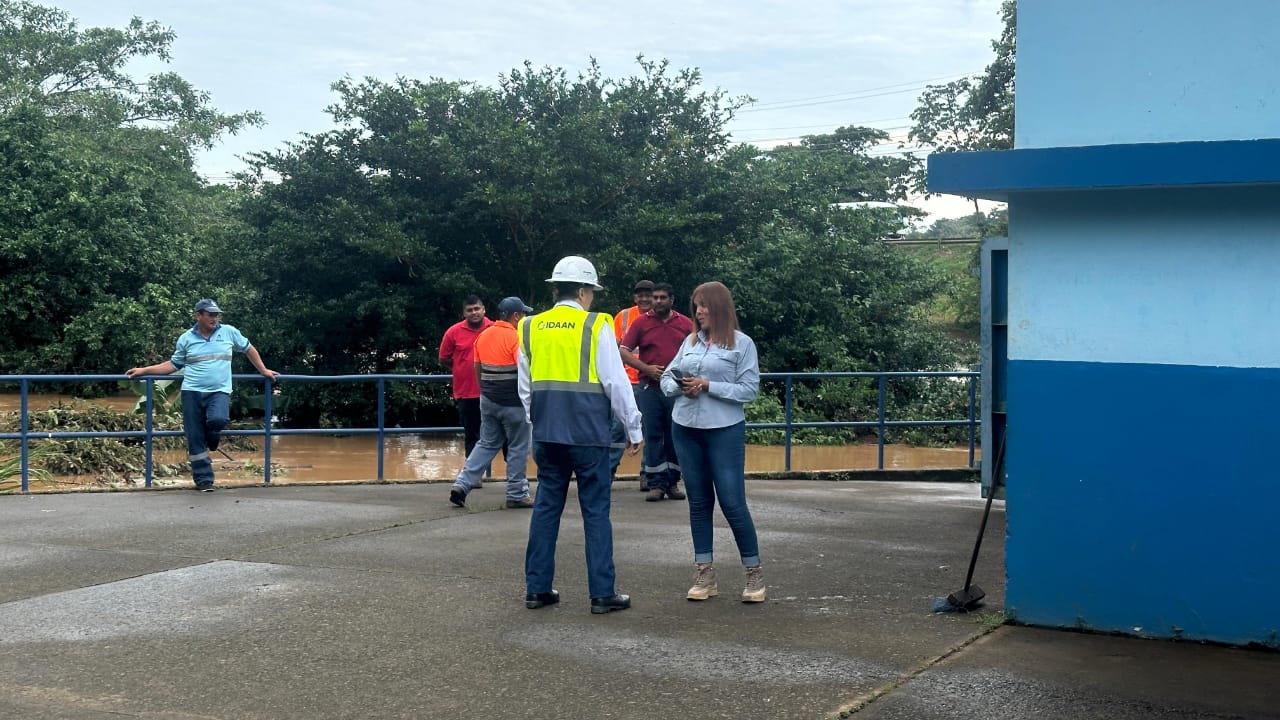 Tras desbordamiento del río Caimito se restablece servicio de agua potable