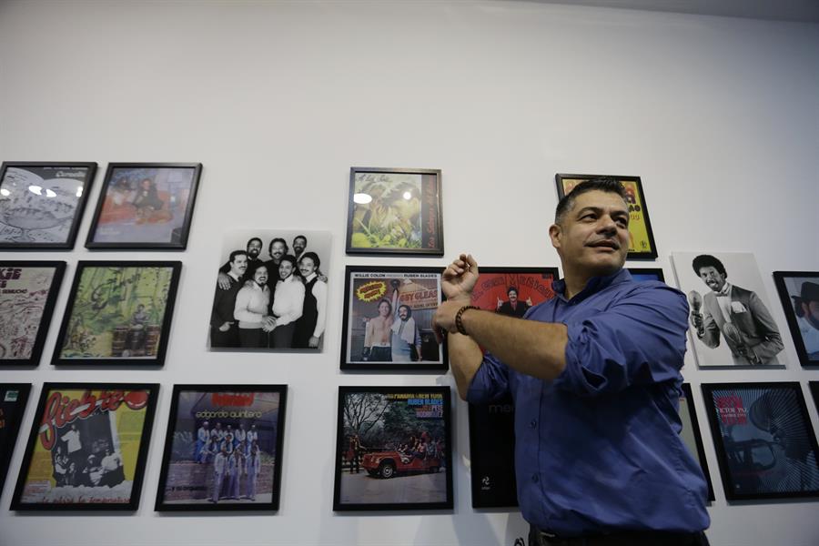 Exposición de Gladys Palmera revive época de oro de la música panameña