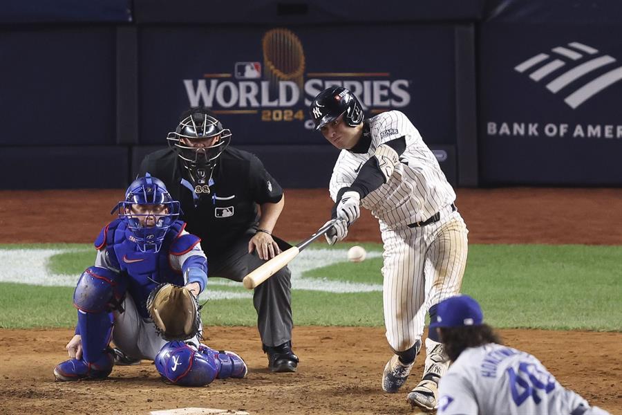 Yankees logran mantenerse con vida al vencer a los Dodgers 11-4