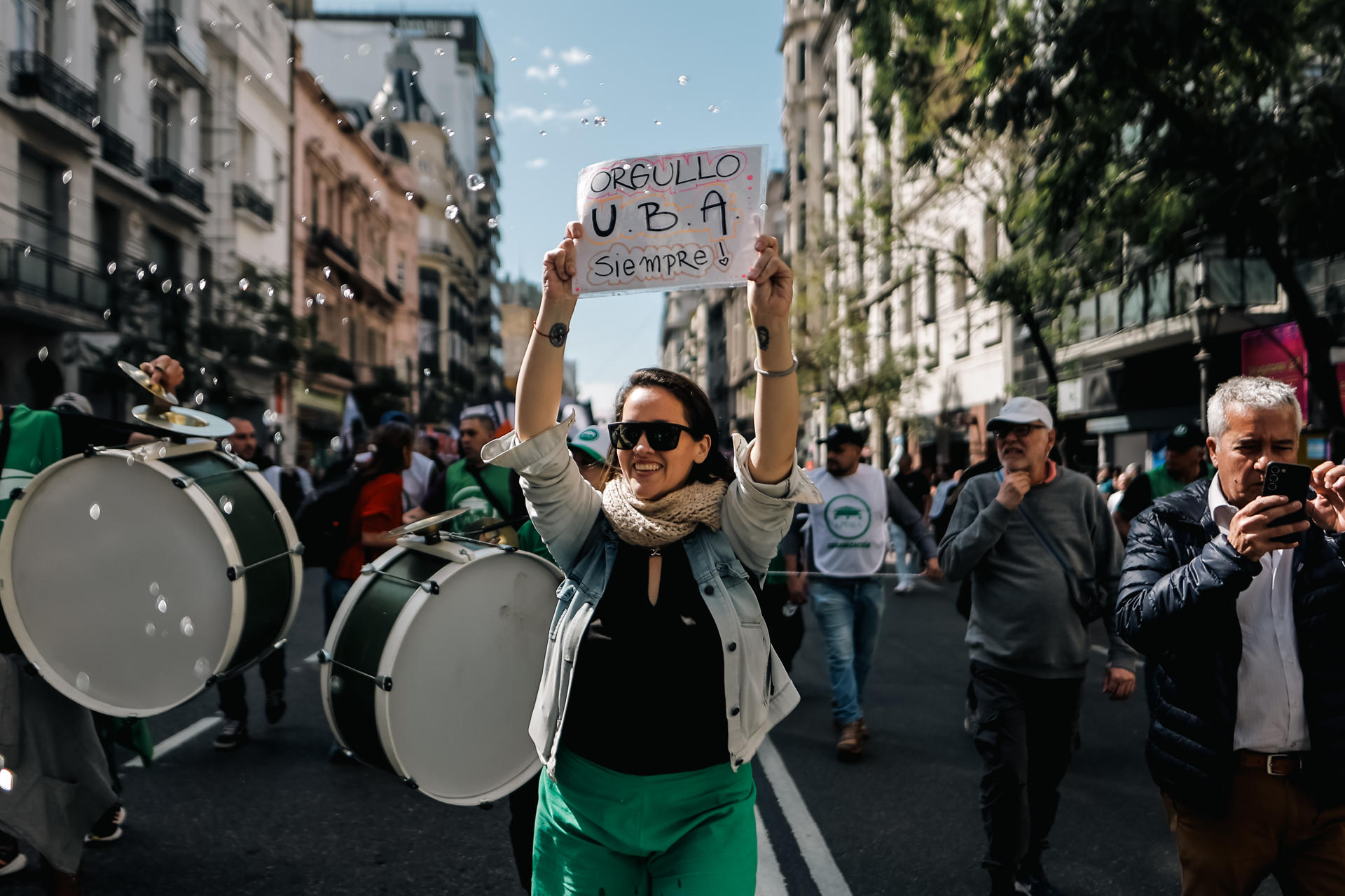 Milei se burla de ley que da fondos a universidades públicas, pese masivas protestas