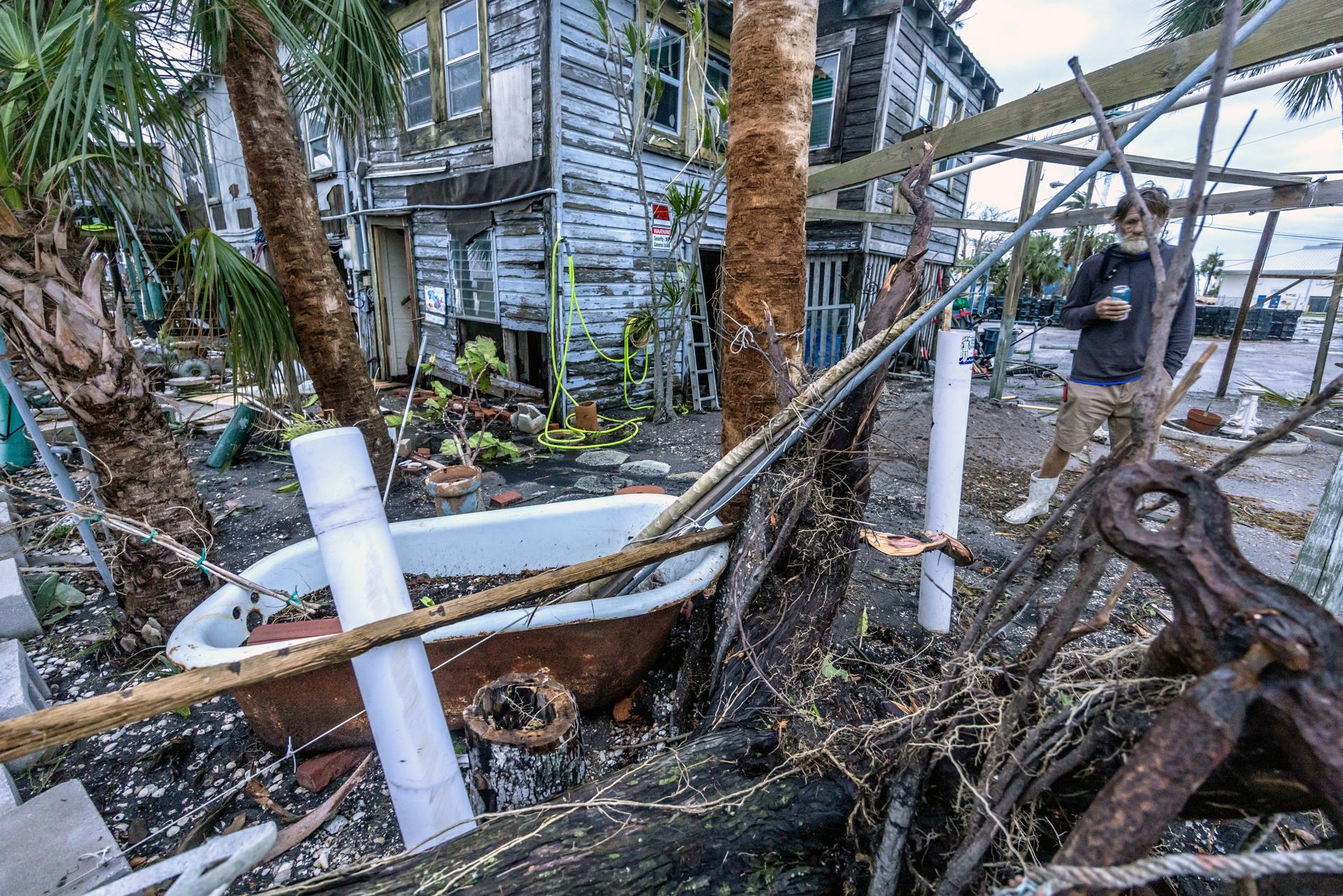 Aumentan a cuatro los muertos por Milton, que sale ya de Florida