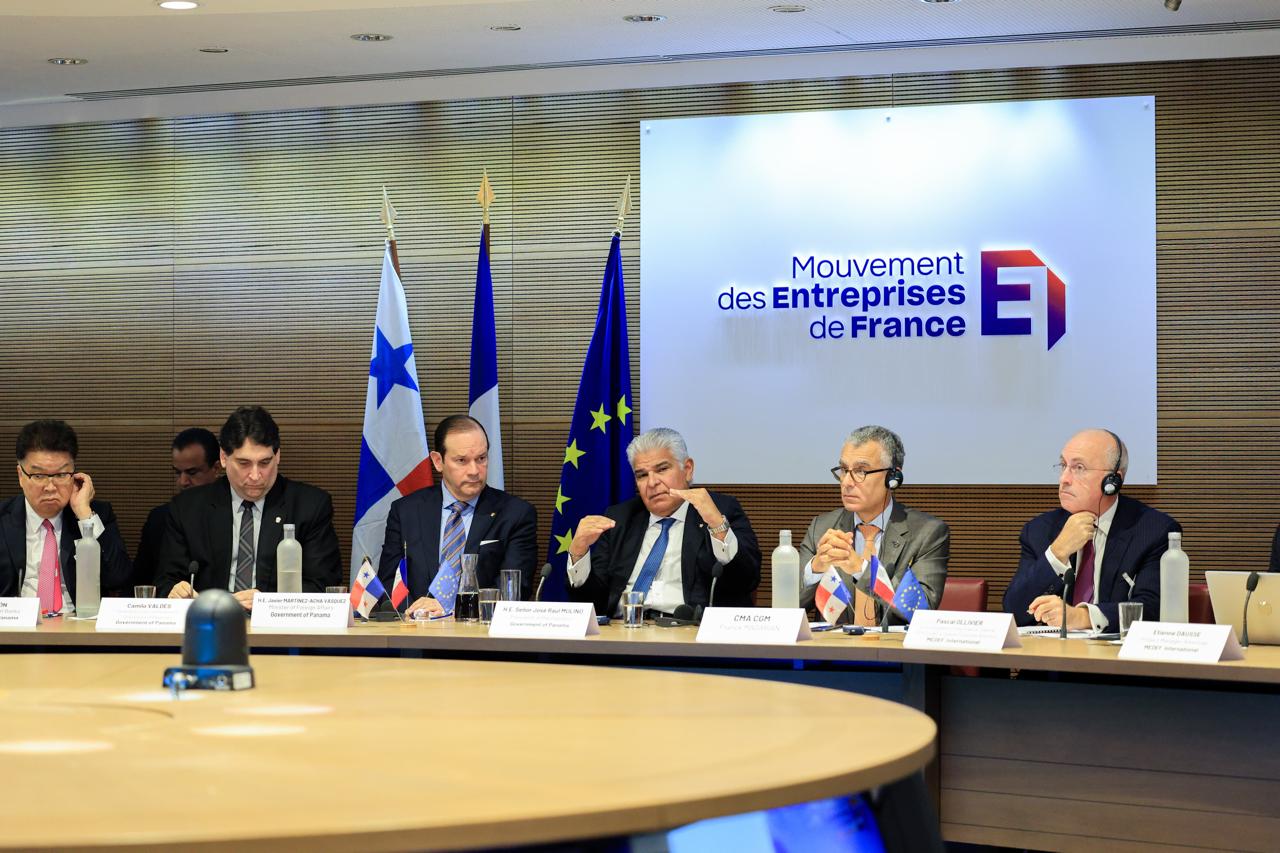 Mulino expone megaproyectos a empresarios franceses