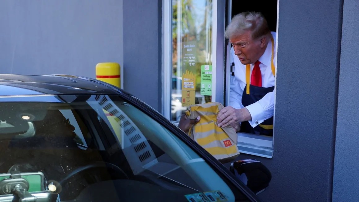 Trump se pone delantal para servir hamburguesas en un McDonald's