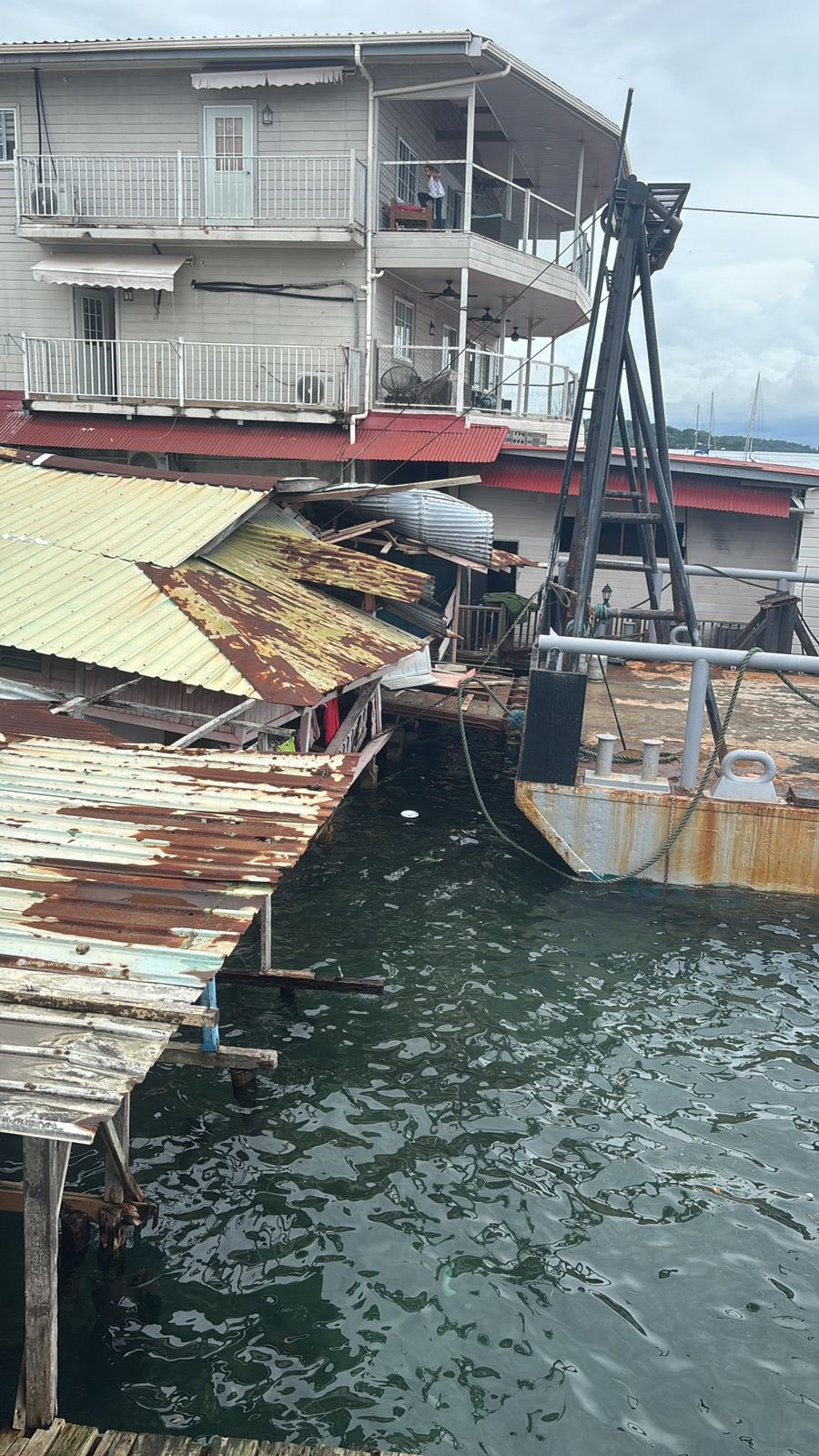 Embarcación choca contra una vivienda en Isla Colón