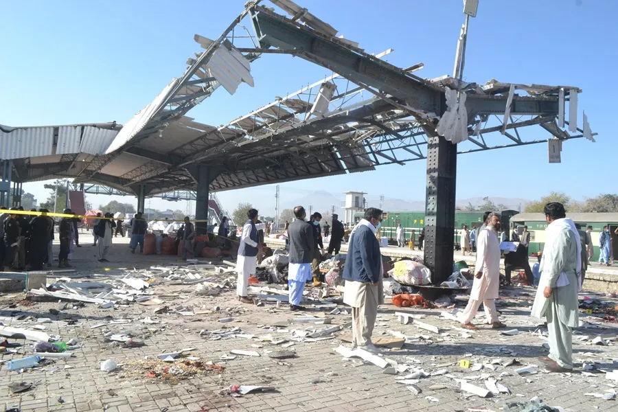 Elevan a 24 los muertos en un ataque suicida en una estación de tren de Pakistán