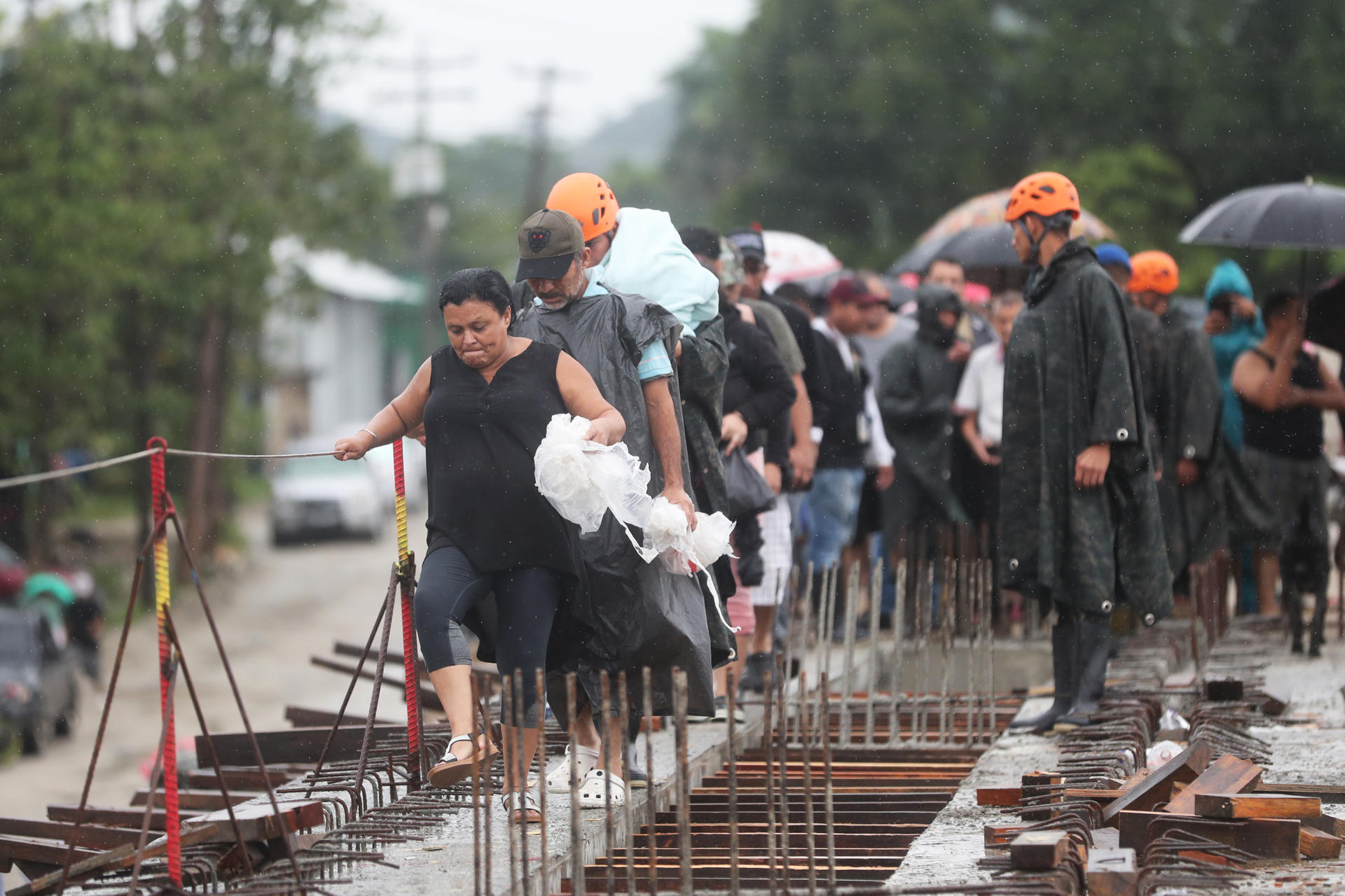 Llega ayuda a damnificados de Sara en Honduras tras mejoría del clima