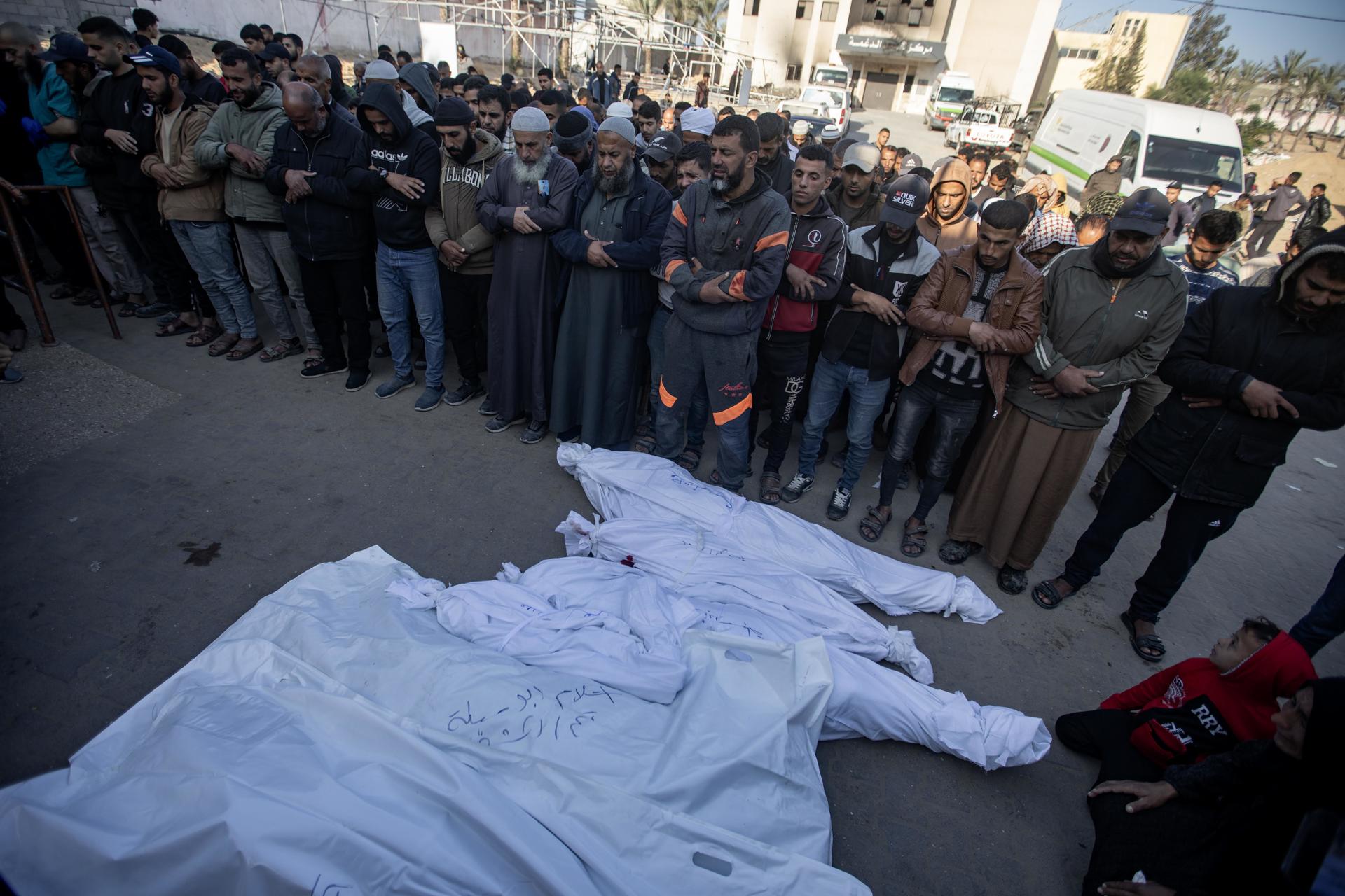 Palestinos rezan junto a los cuerpos de los muertos en un ataque aéreo israelí, en el Hospital Nasser de Jan Yunis, en el sur de la Franja de Gaza, el 23 de noviembre de 2024