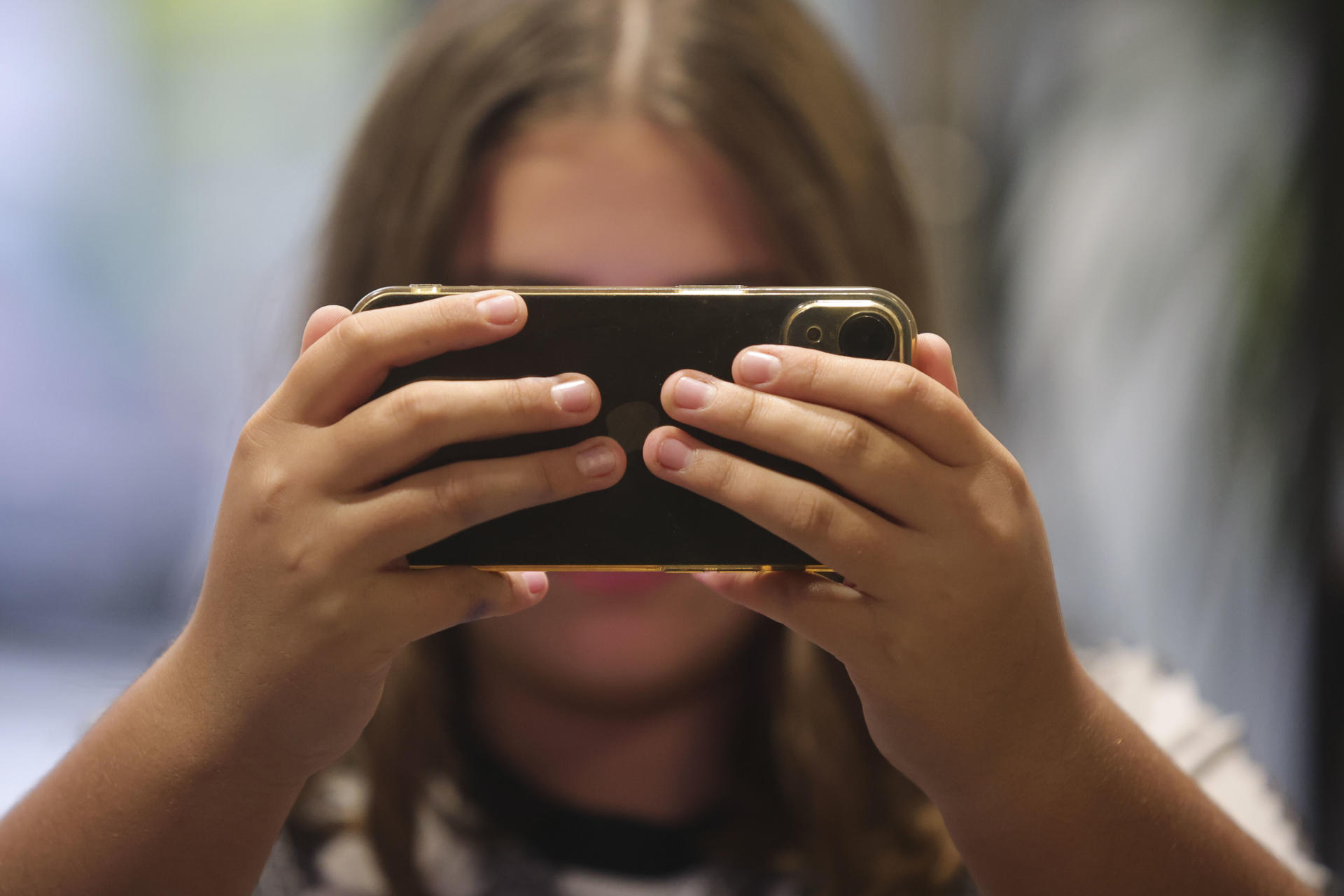 Aprueban en Brasil el primer proyecto que prohíbe uso de celulares en escuelas