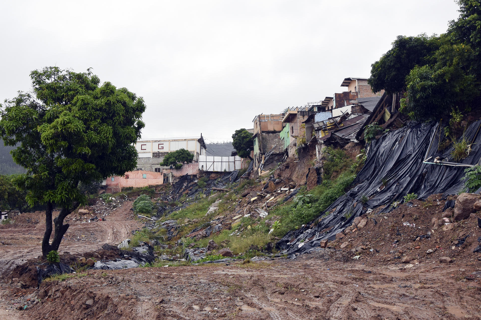 Tormenta Sara y frente frío dejan 250,000 afectados en Honduras