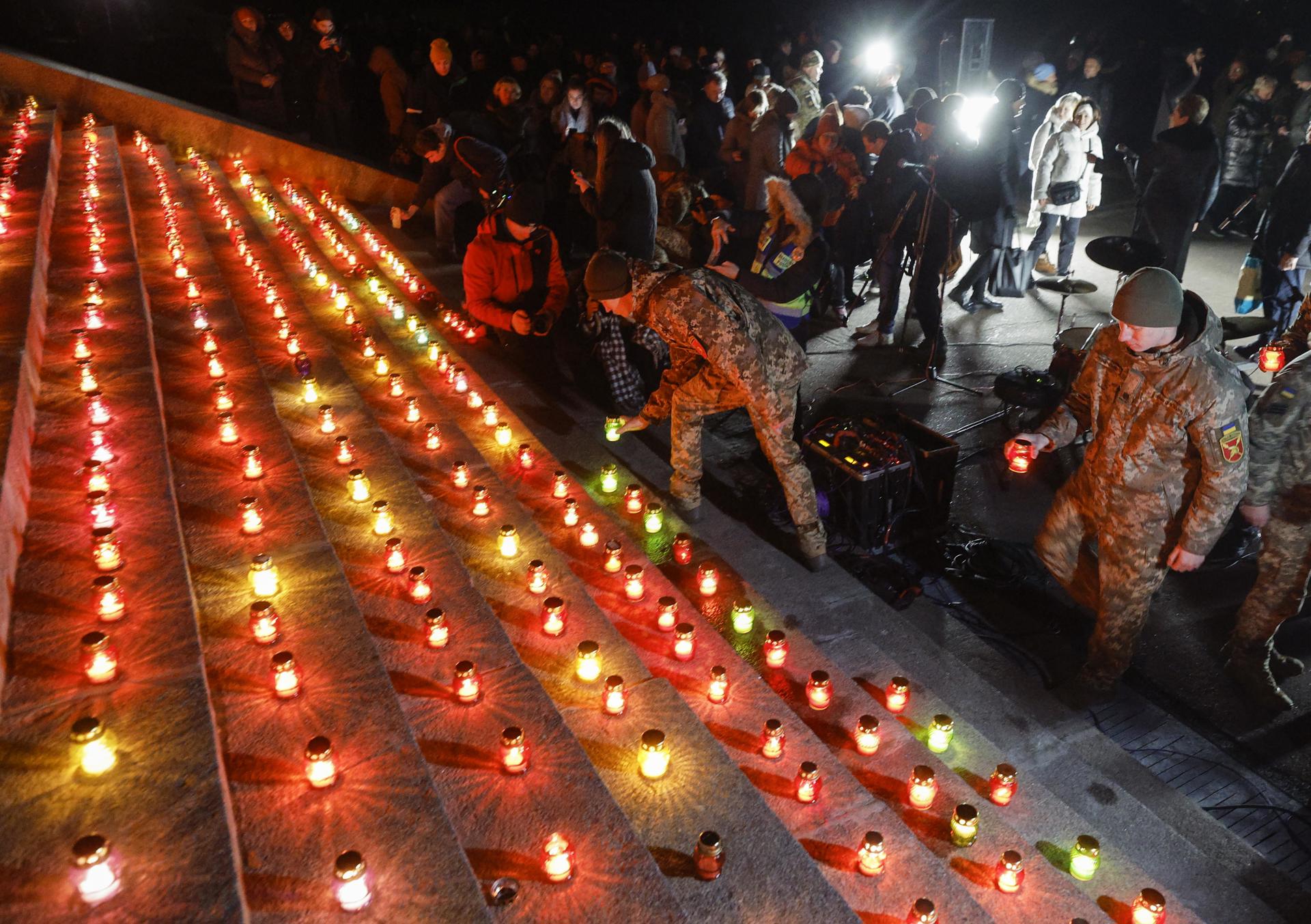 Encienden 1,000 velas en Kiev para conmemorar 1,000 días de guerra