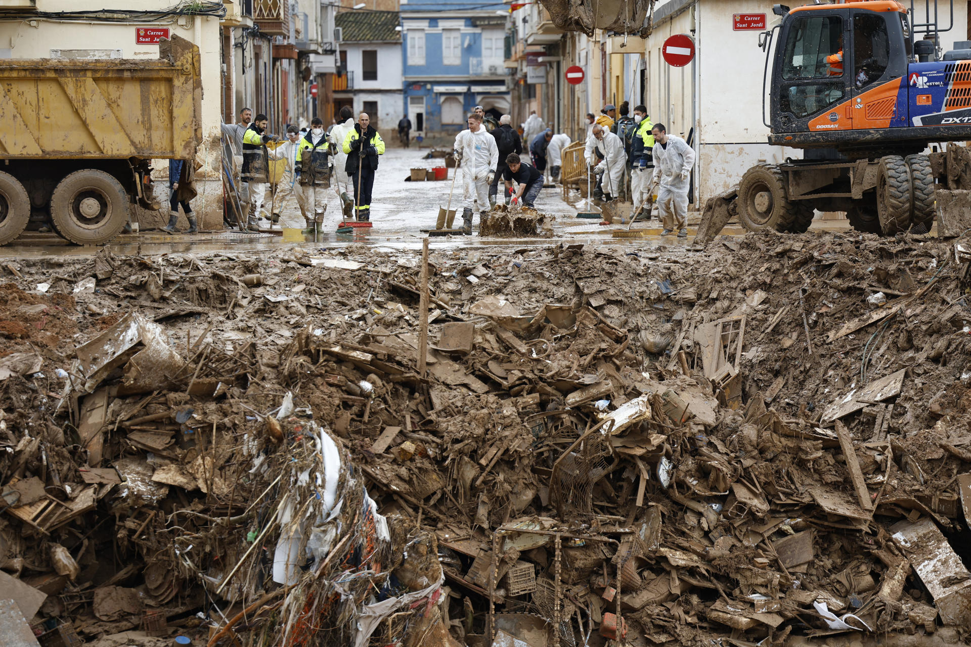 Suben a 216 las víctimas mortales por las devastadoras tormentas en España y hay 16 desaparecidos