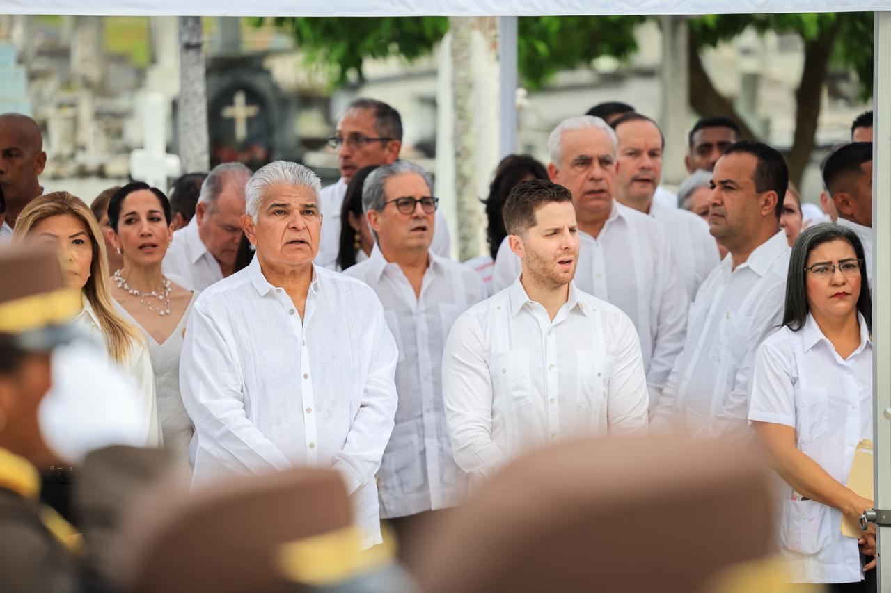 Con discursos patrióticos gobierno nacional rinde honores a los difuntos