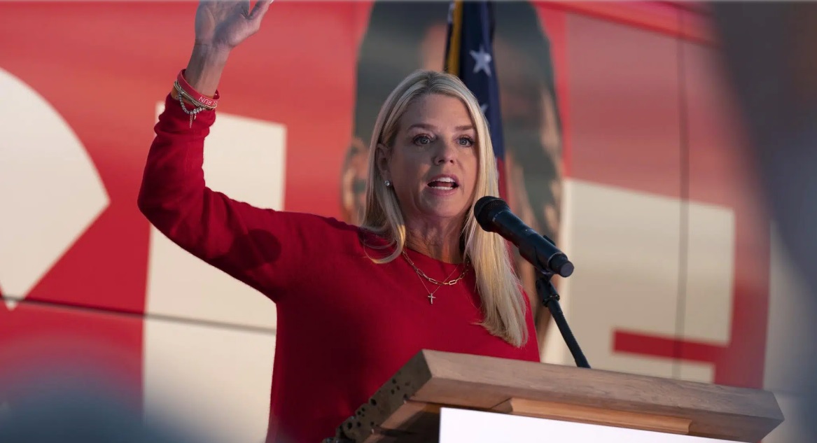 Trump nomina a Pam Bondi para ser fiscal general