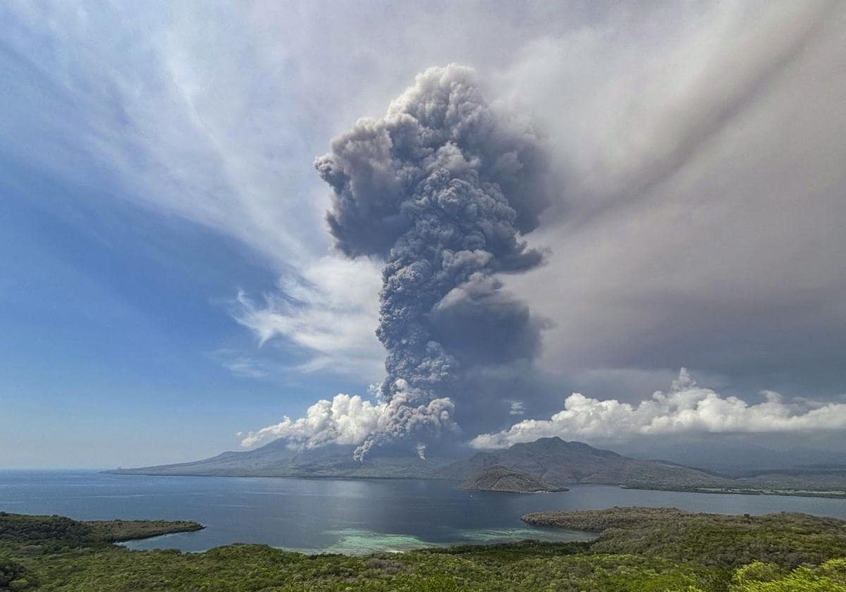 La isla de Bali, incomunicada, tras la erupción de un volcán que ha dejado nueve muertos