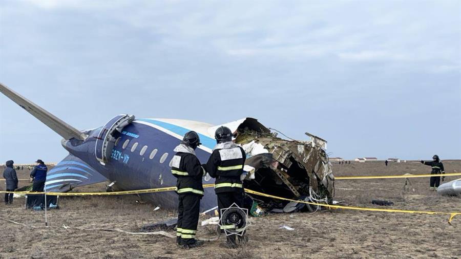 Investigan accidente aéreo en Kazajistán que dejó 38 muertos