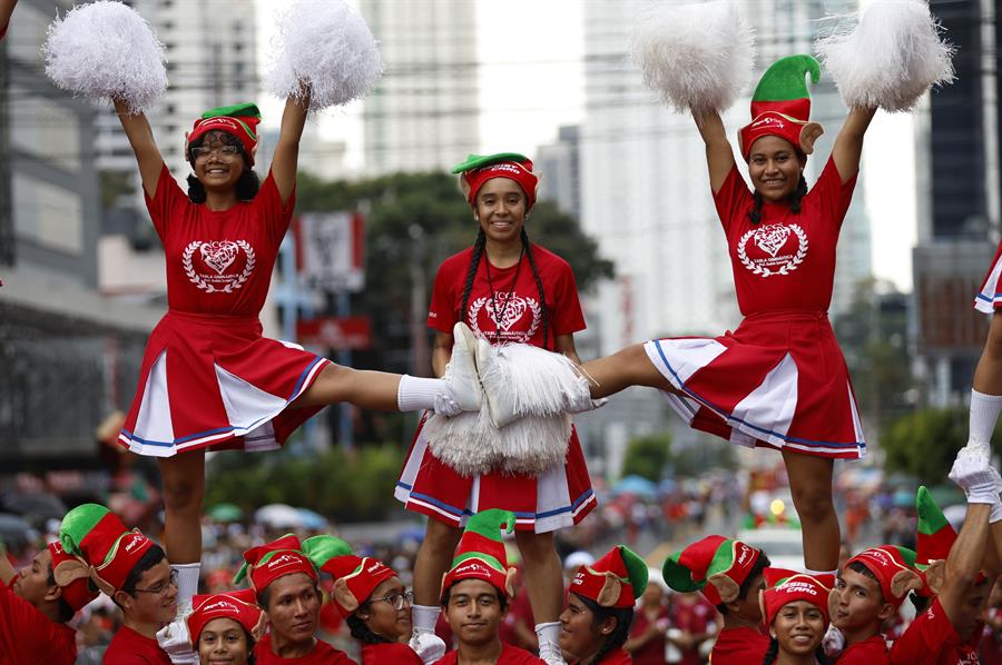 Unas 200,000 personas disfrutaron del desfile navideño en Calle 50