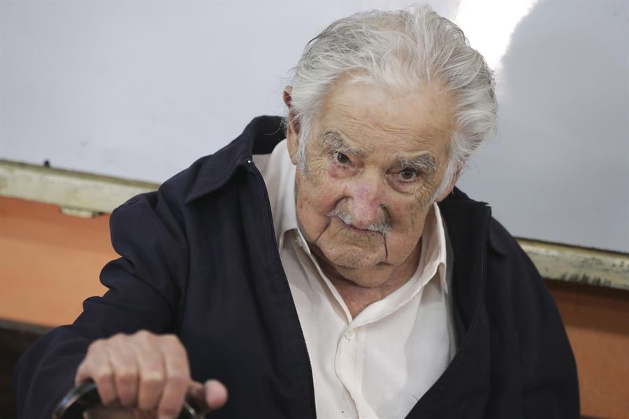 Expresidente Mujica es intervenido para implantación de stent en el esófago