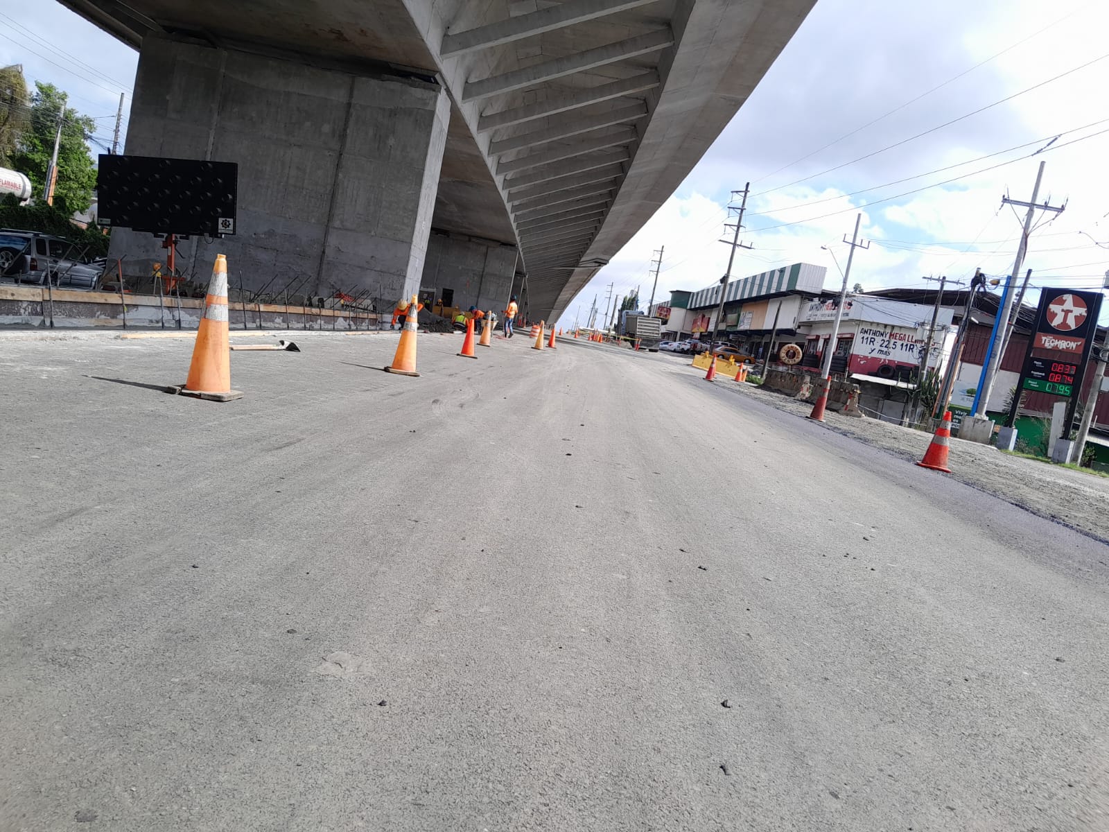 Un 60% de avance muestran trabajos de rehabilitación de carretera bajo el viaducto del Corredor de Las Playas