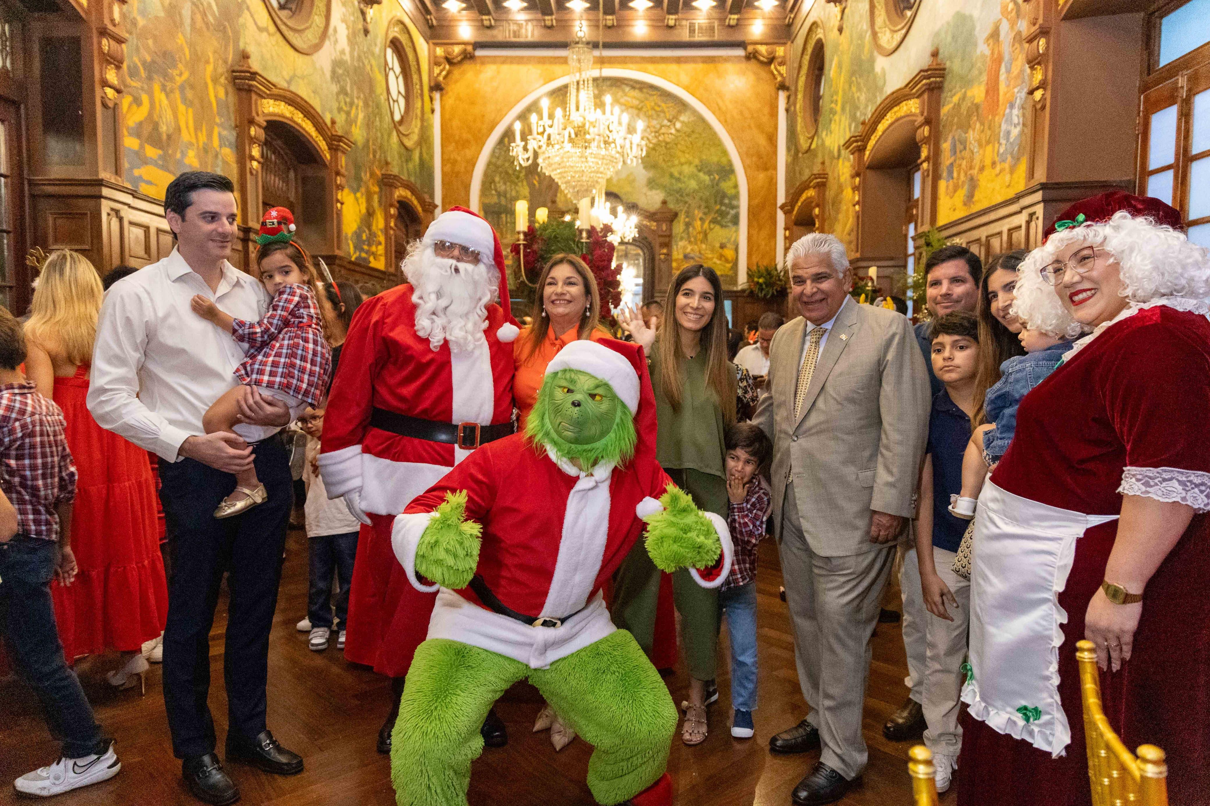 Encendido de luces en la Presidencia llevó un mensaje de paz