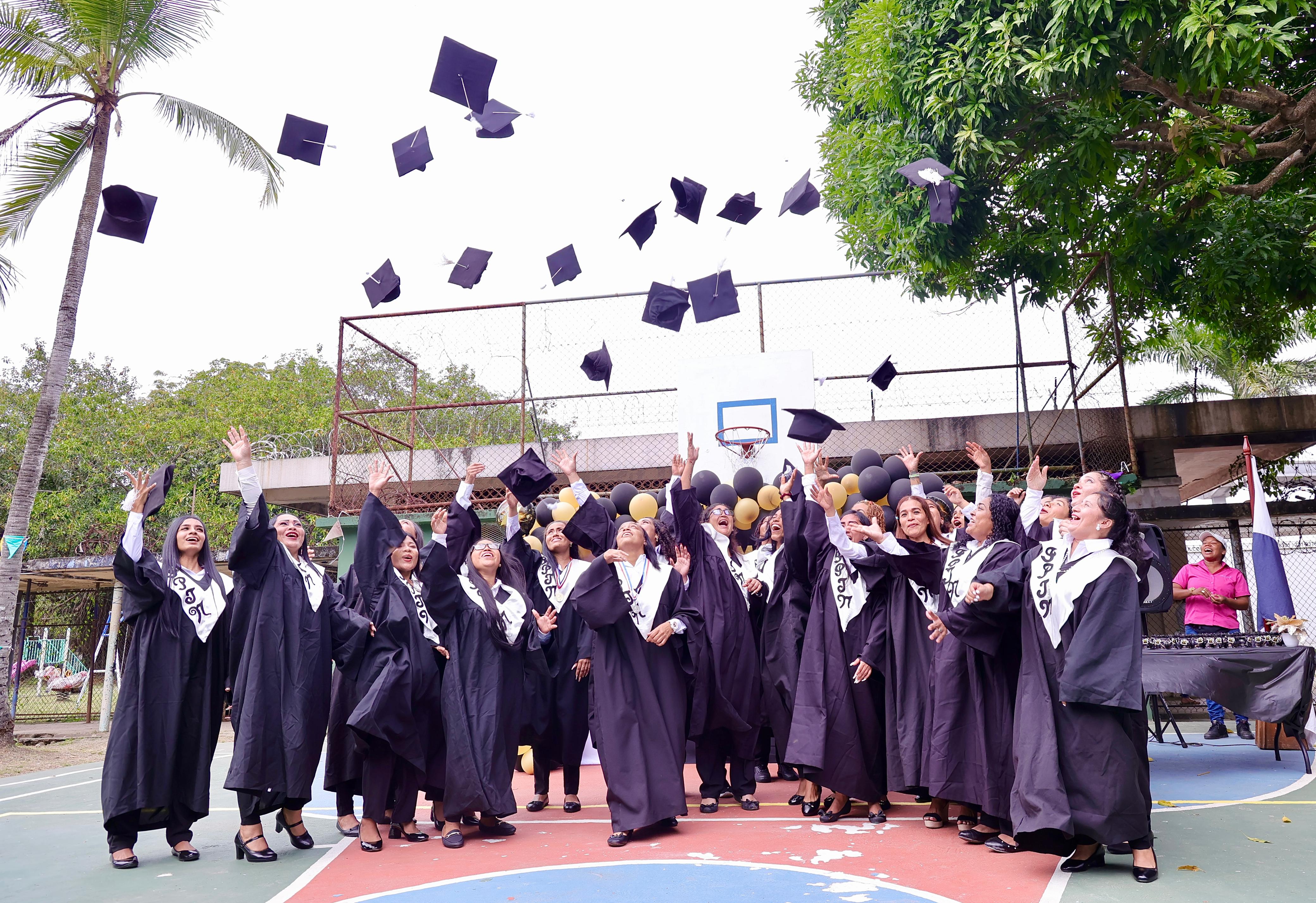 Unas 95 privadas de libertad logran sus metas al graduarse de premedia y bachiller en comercio