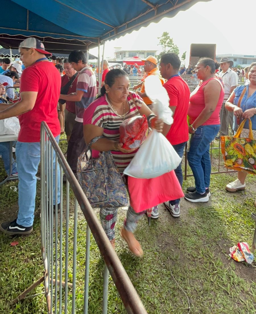 Con filas formadas 24 horas antes inicia la venta de las cajas navideñas del IMA