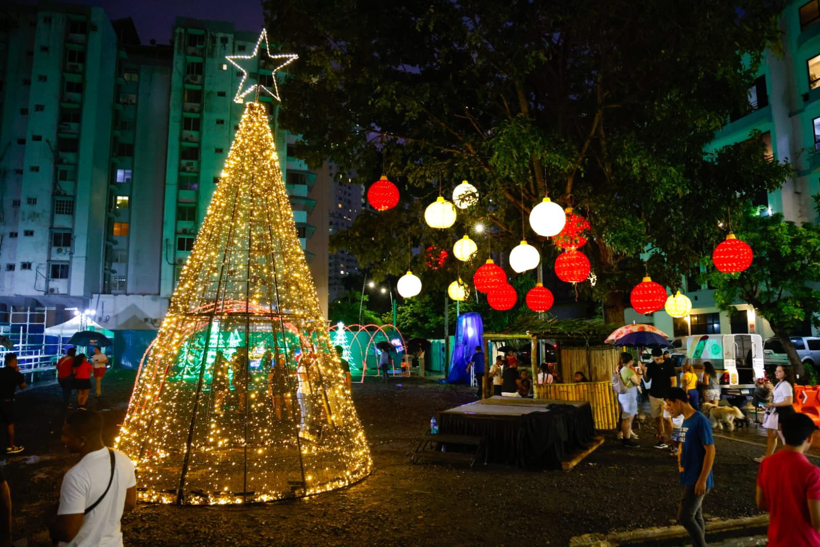 Inicia temporada navideña en la capital con encendidos de luces