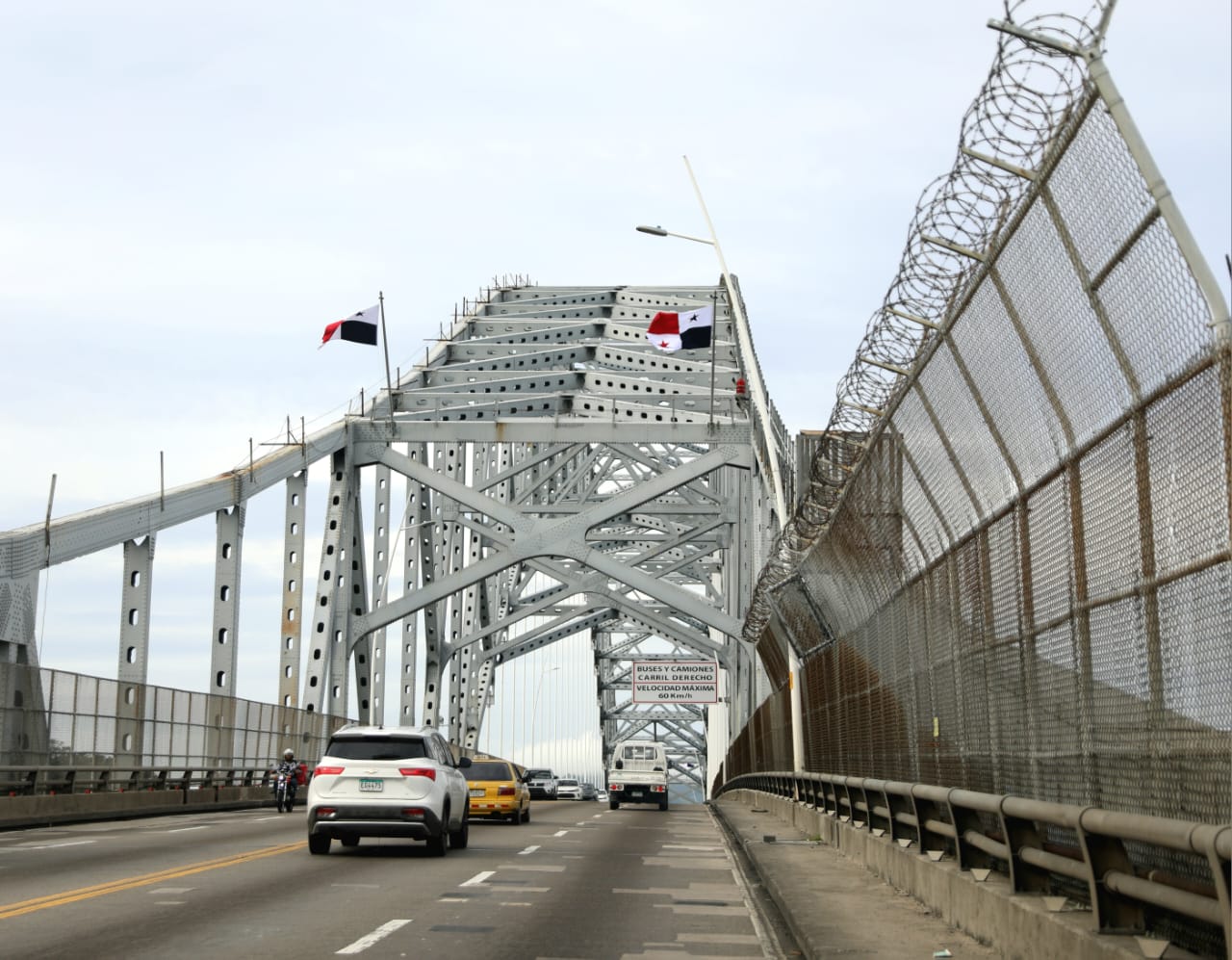 Plantan banderas panameñas en el Puente de las Américas como símbolo de soberanía