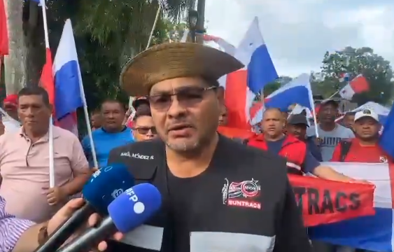 Trabajadores sindicalistas protestan frente a embajada de EE UU en Panamá