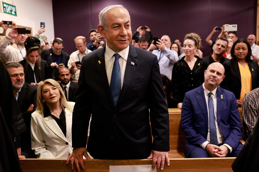 Netanyahu se sienta por primer vez ante el banquillo acusado de fraude, cohecho y abuso de confianza