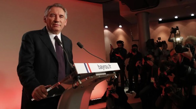 El centrista François Bayrou y el ministro de Defensa en carrera para ser el nuevo primer ministro en Francia