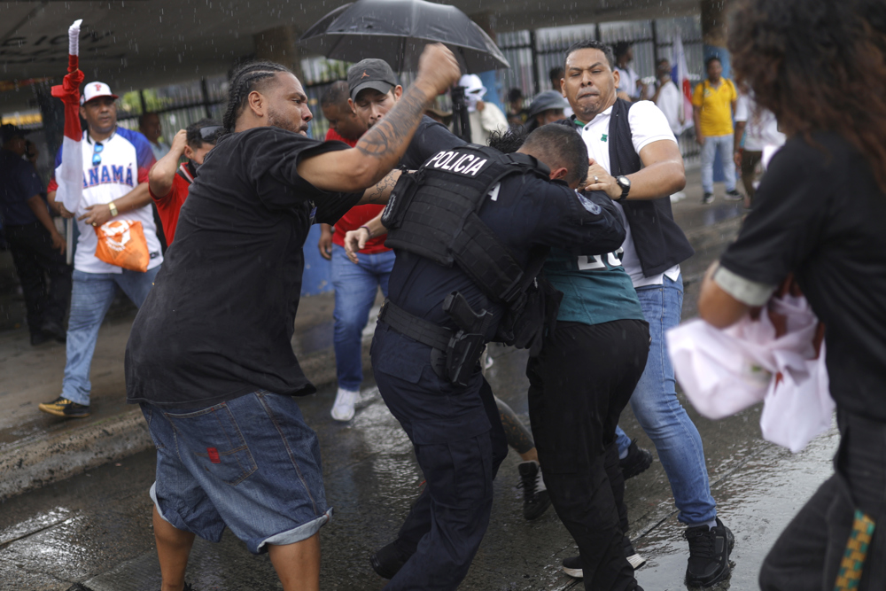 Protesta de docentes y estudiantes por Trump termina en enfrentamientos con la Policía