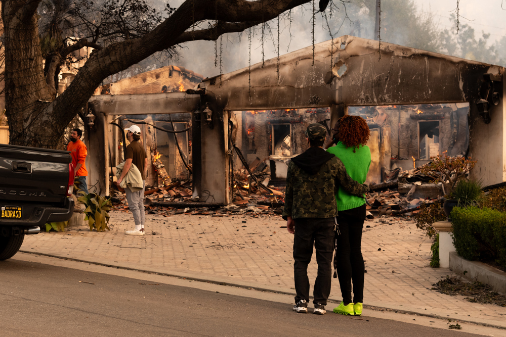 Dentro de una semana residentes podrán regresar a barrios de Los Ángeles tras incendios