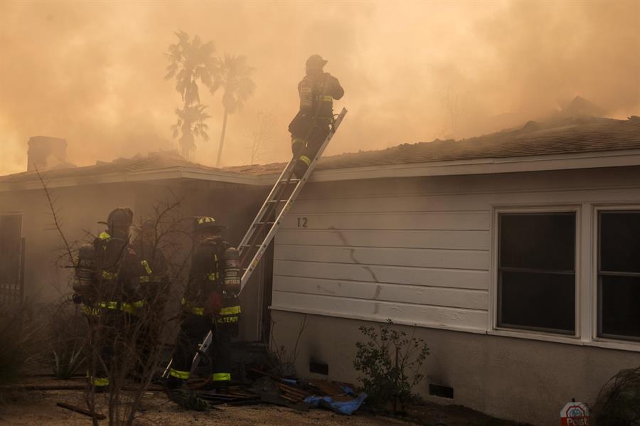 Los Ángeles no consigue controlar los incendios que la asedian