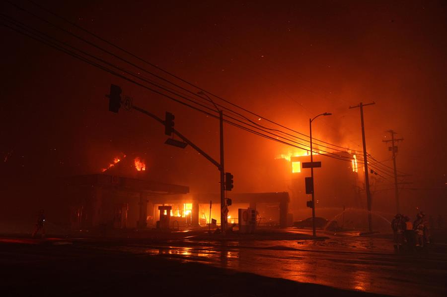 Un incendio forestal devasta más de 80 hectáreas en Los Ángeles