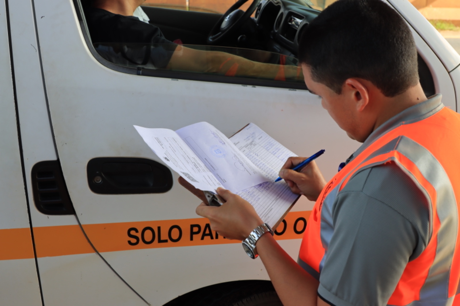 Detectan varios vehículos del Estado sin salvoconducto durante el desfile de las Mil Polleras