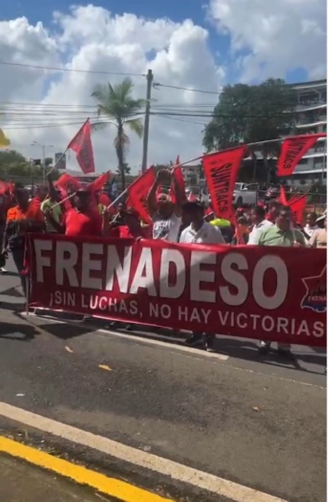 Trabajadores protestaron frente a la alcaldía por decreto del 9 de enero