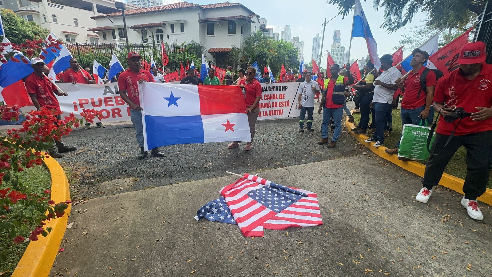 Sindicalistas queman bandera de EE UU tras amenazas de Trump