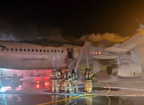 Evacúan 170 pasajeros de avión en llamas en Corea del Sur