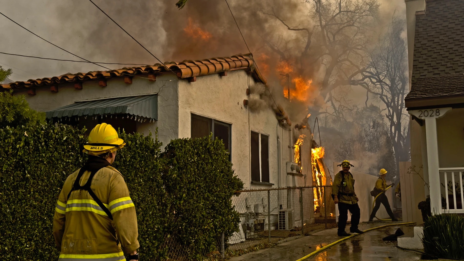 Unos 1,000 presos se unen a los bomberos de Los Ángeles para luchar contra las llamas