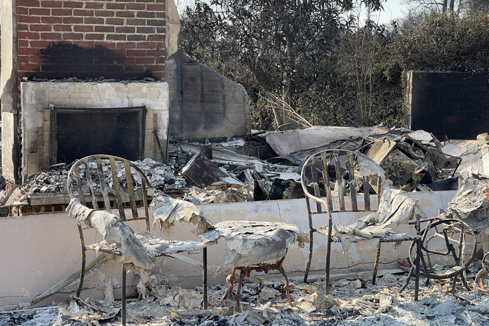 Desolación en Los Ángeles por los incendios: "Parece que haya caído una bomba atómica"