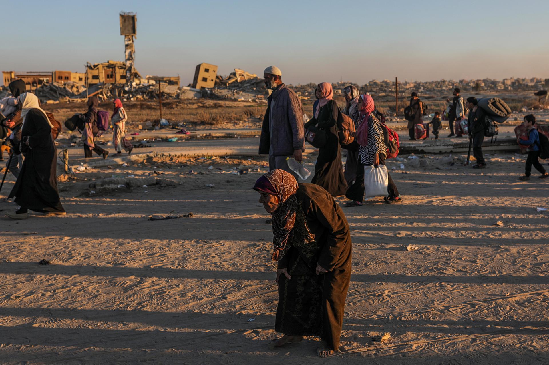 Con la casa a cuestas y los bebés en brazos: El éxodo palestino de vuelta al norte de Gaza