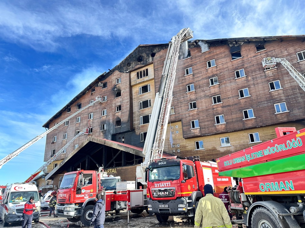 Las autoridades turcas elevan a 76 los fallecidos en incendio en estación de esquí