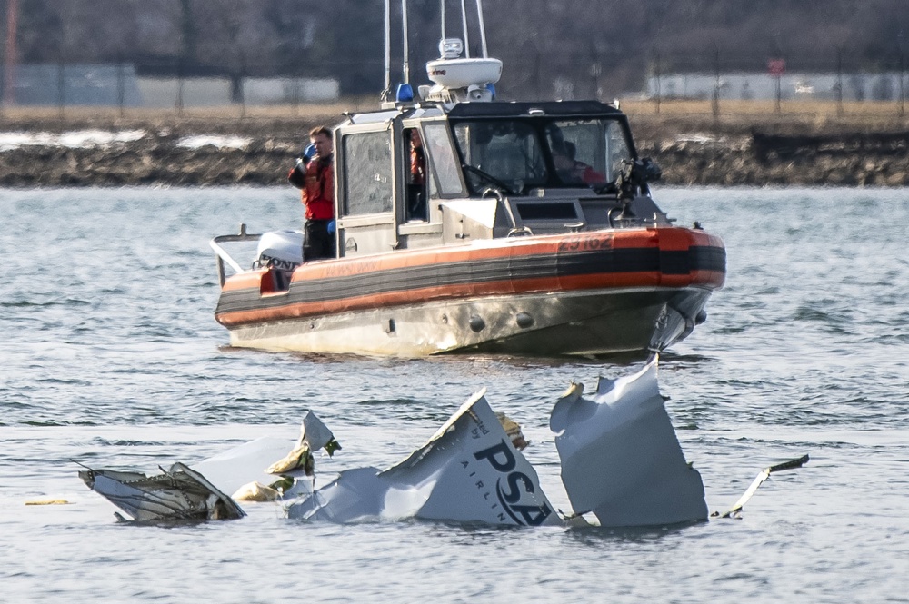 Recuperan al menos 40 cuerpos del accidente aéreo en Washington