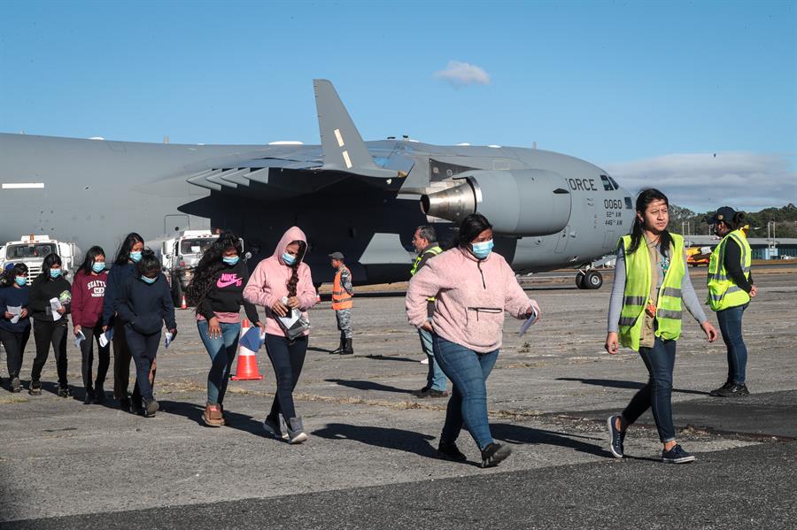 Trump recurre a aviones militares para repatriar a migrantes