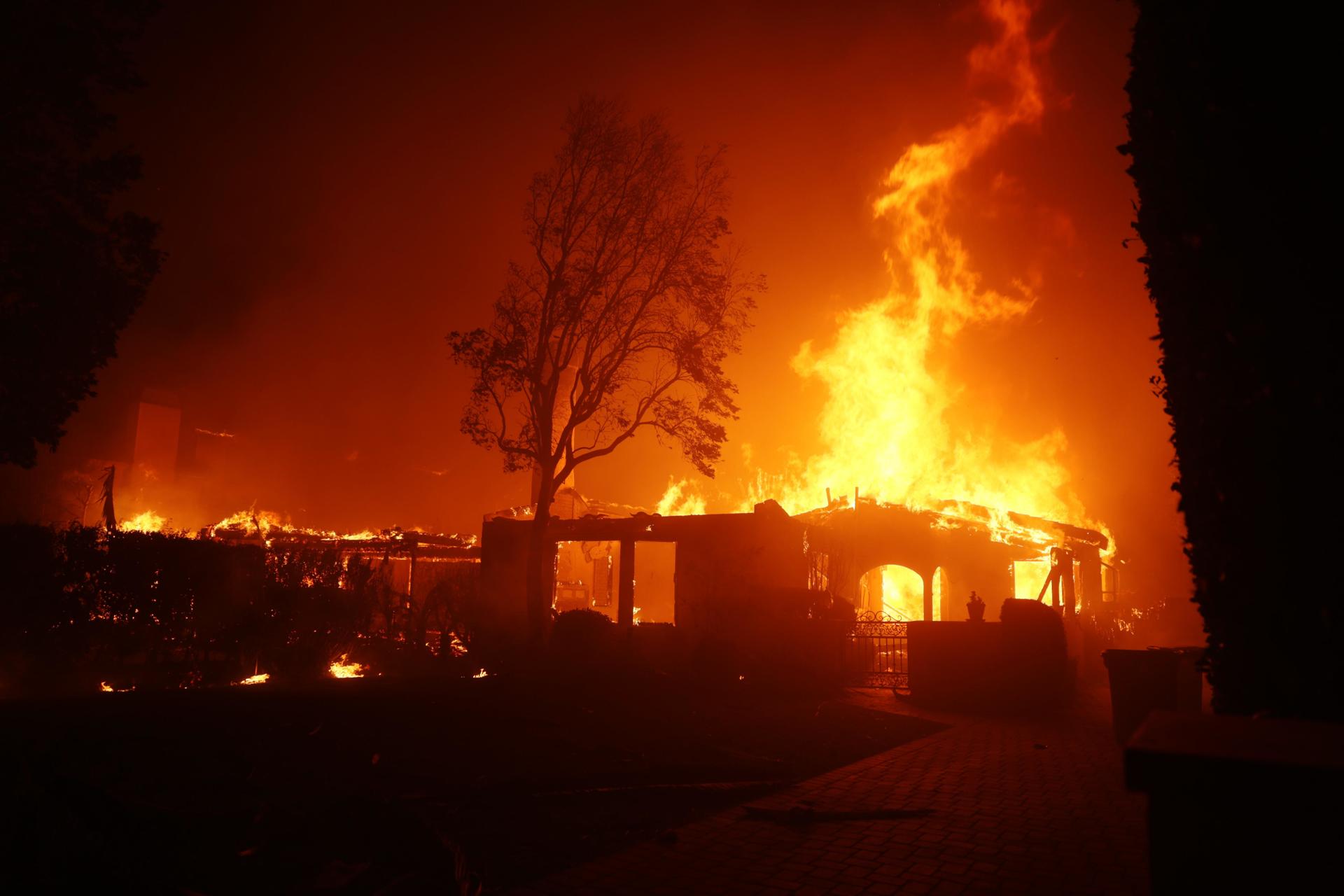 Al menos dos muertos en uno de los incendios que asola a Los Ángeles