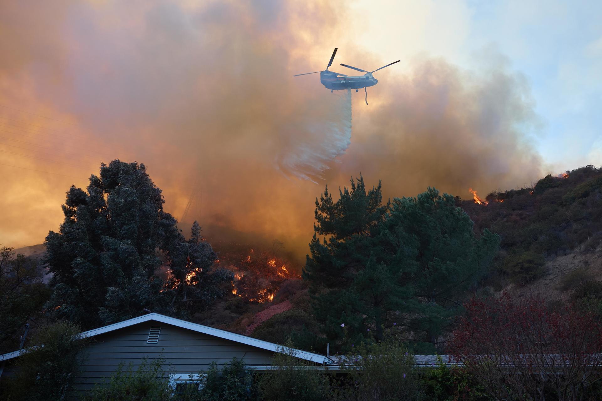 Aumentan a 24 los fallecidos por incendios en Los Ángeles