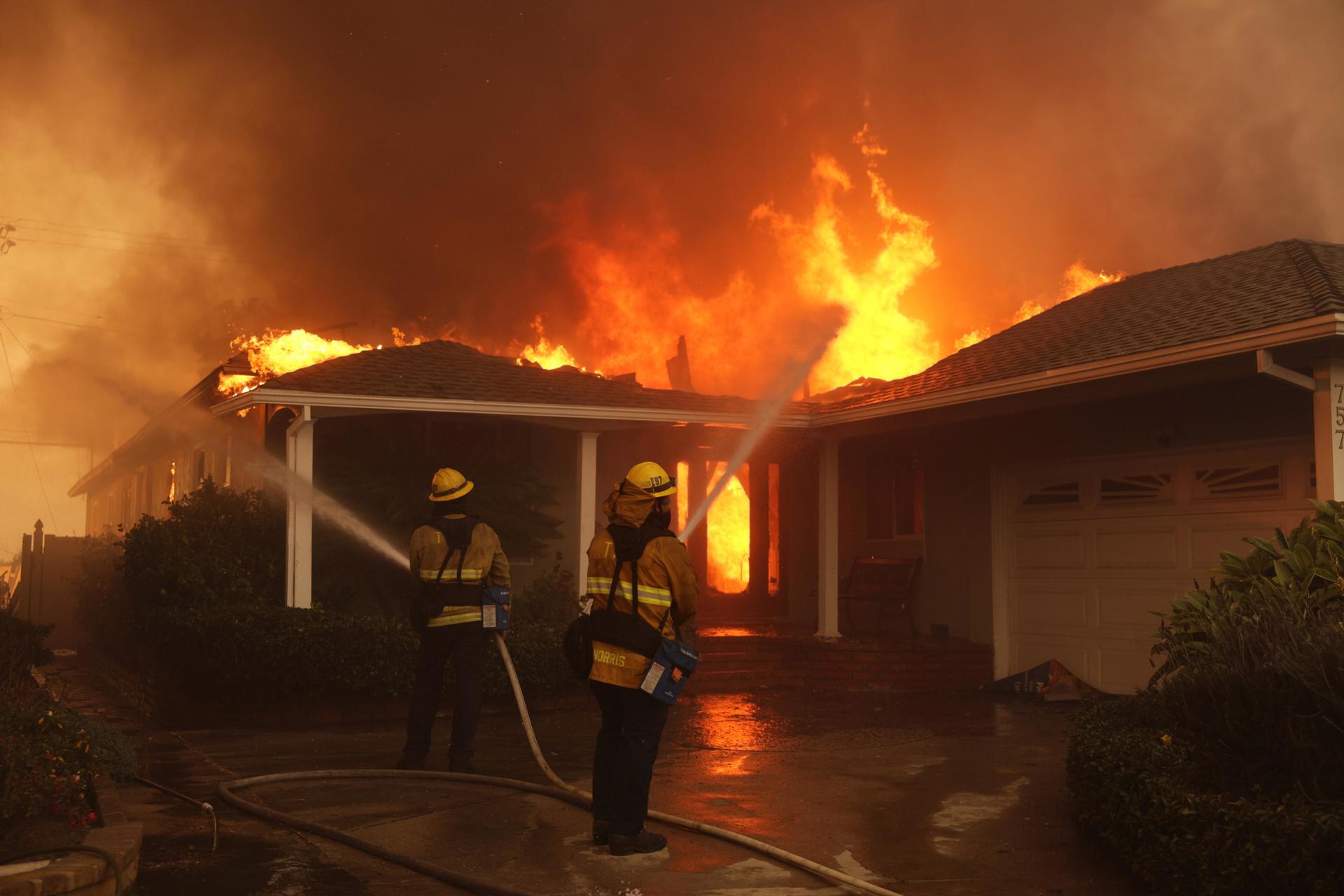 Biden coordina con el equipo de Trump para responder a los incendios en California