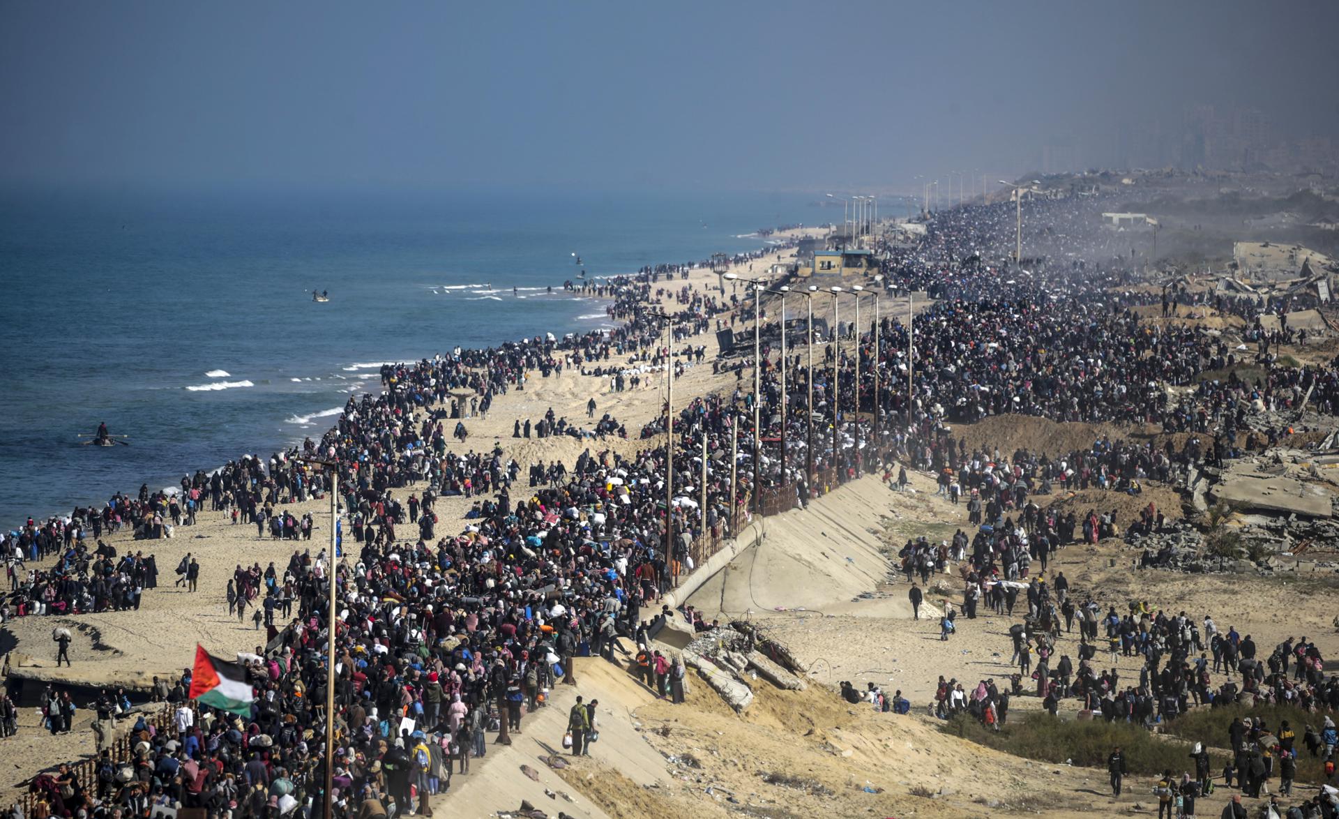 Decenas de miles de palestinos cruzan al norte de Gaza para encontrar un enclave arrasado