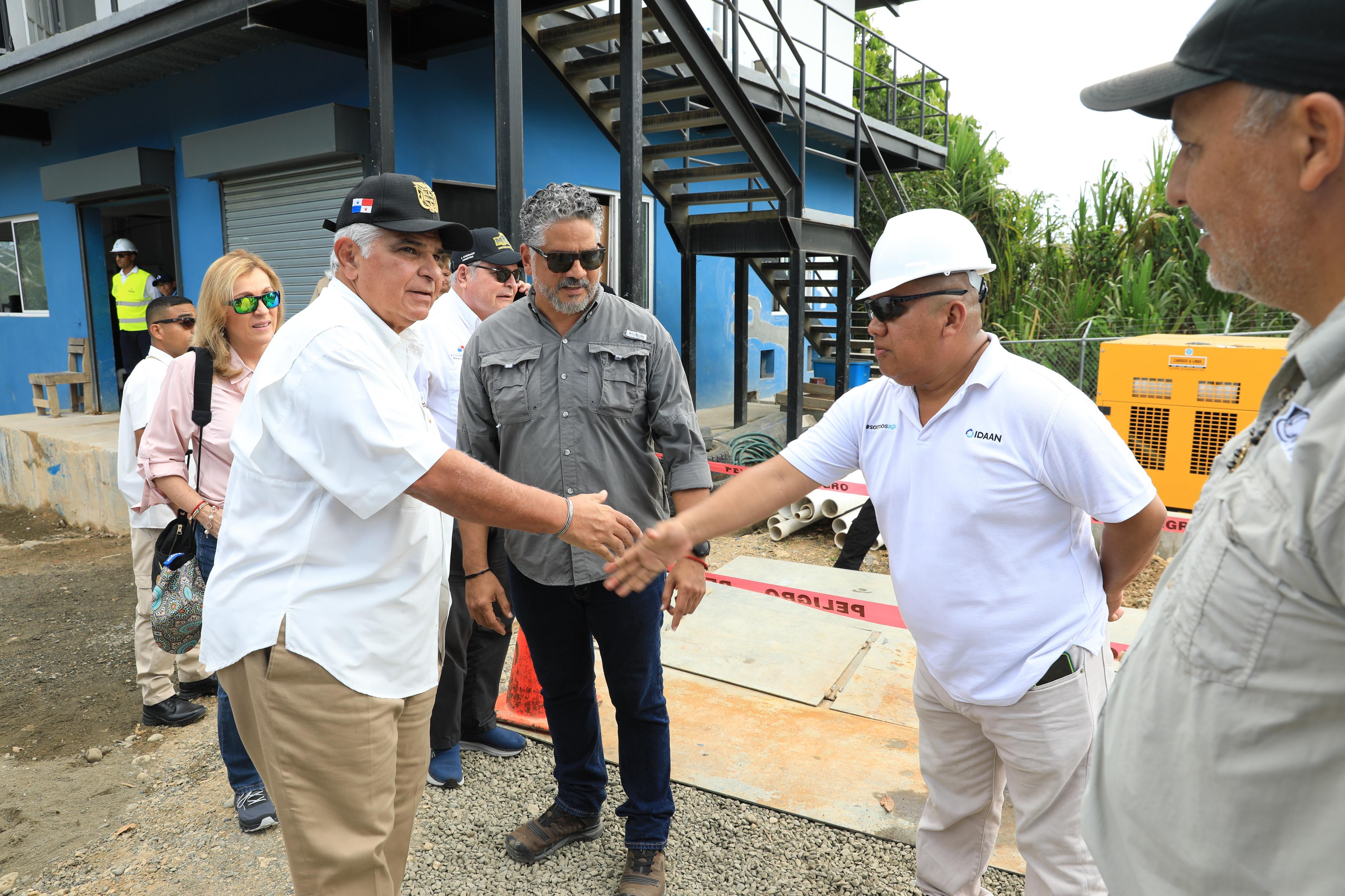 Mulino inspecciona avances en obras en Bocas del Toro